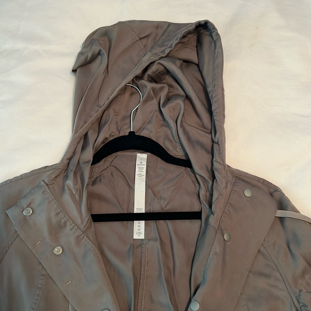 Lululemon Women’s Lightweight Woven Long Jacket Olive Green Size 6